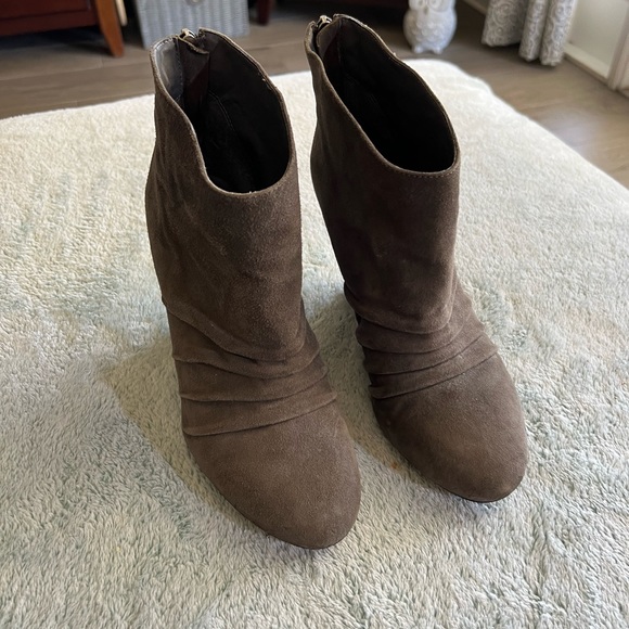 BCBG BCBGeneration Ankle Boot Gray Platform Suede Heels Size 8.5 Fall - Picture 8 of 8